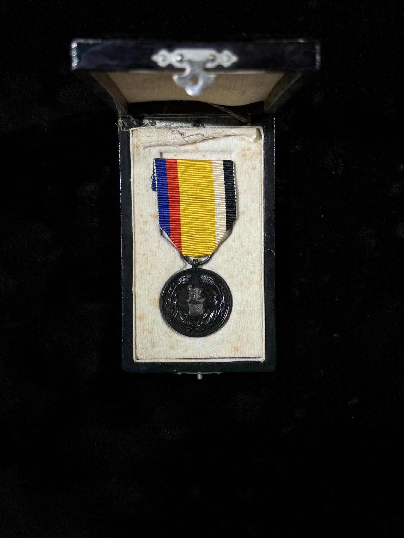 戎马世界章牌大赏第110期 勿忘国耻！伪满洲国建国功劳章，盒子有损