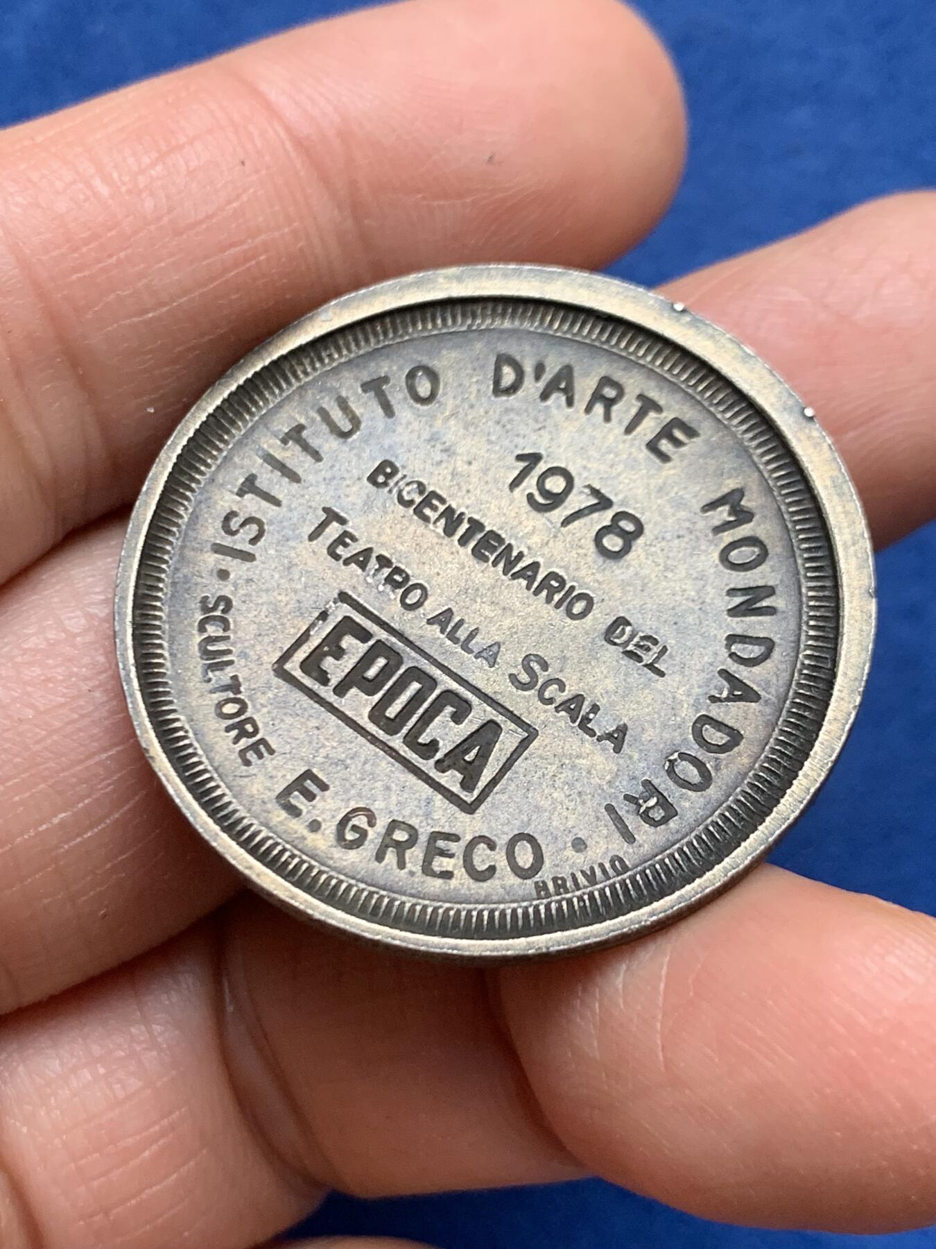 《竞宝斋》第461场 周日，周一，2场连拍 （全场包邮）欢迎送拍 1978年斯卡拉歌剧院二百周年纪念章，斯卡拉歌剧院位于意大利米兰，是世界最著名的歌剧院之一，始建于1778年。15.4克，35mm