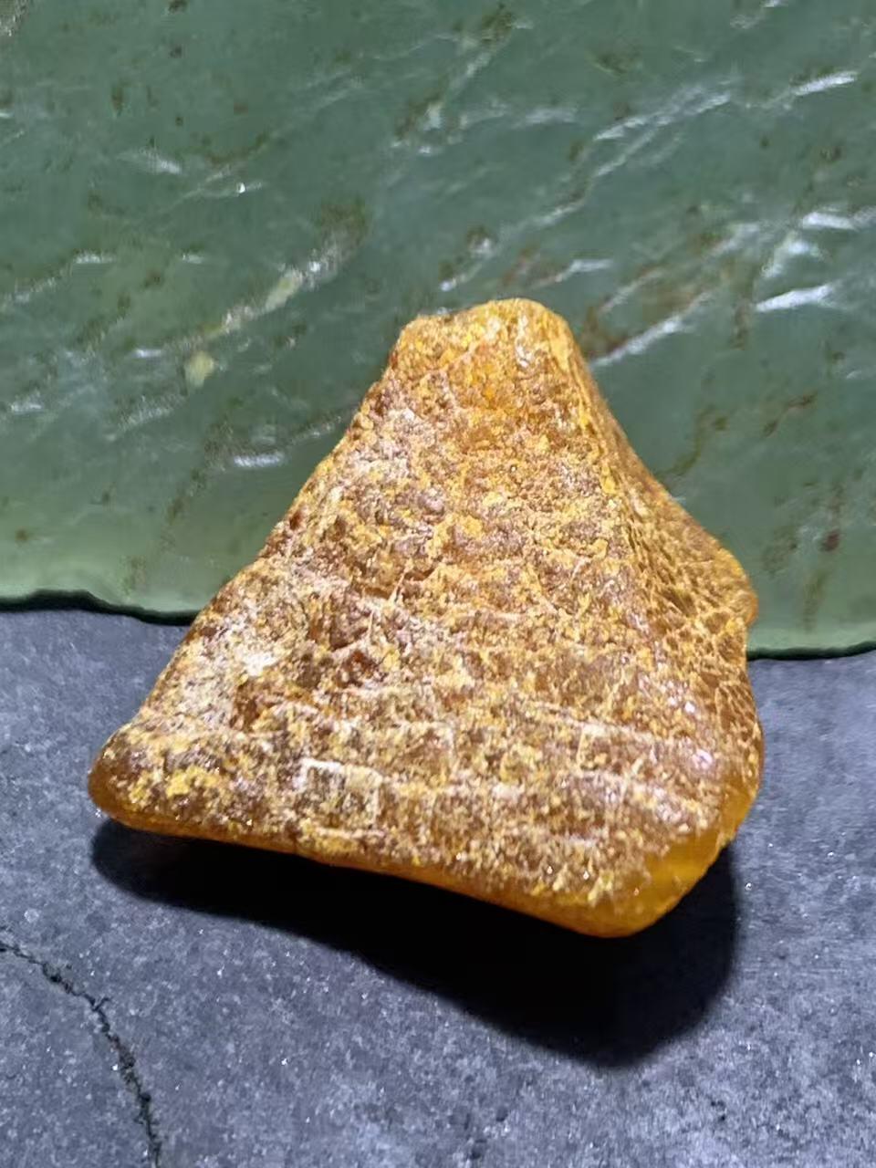 精美天然乌克兰蜜蜡随形原石珠子一颗！