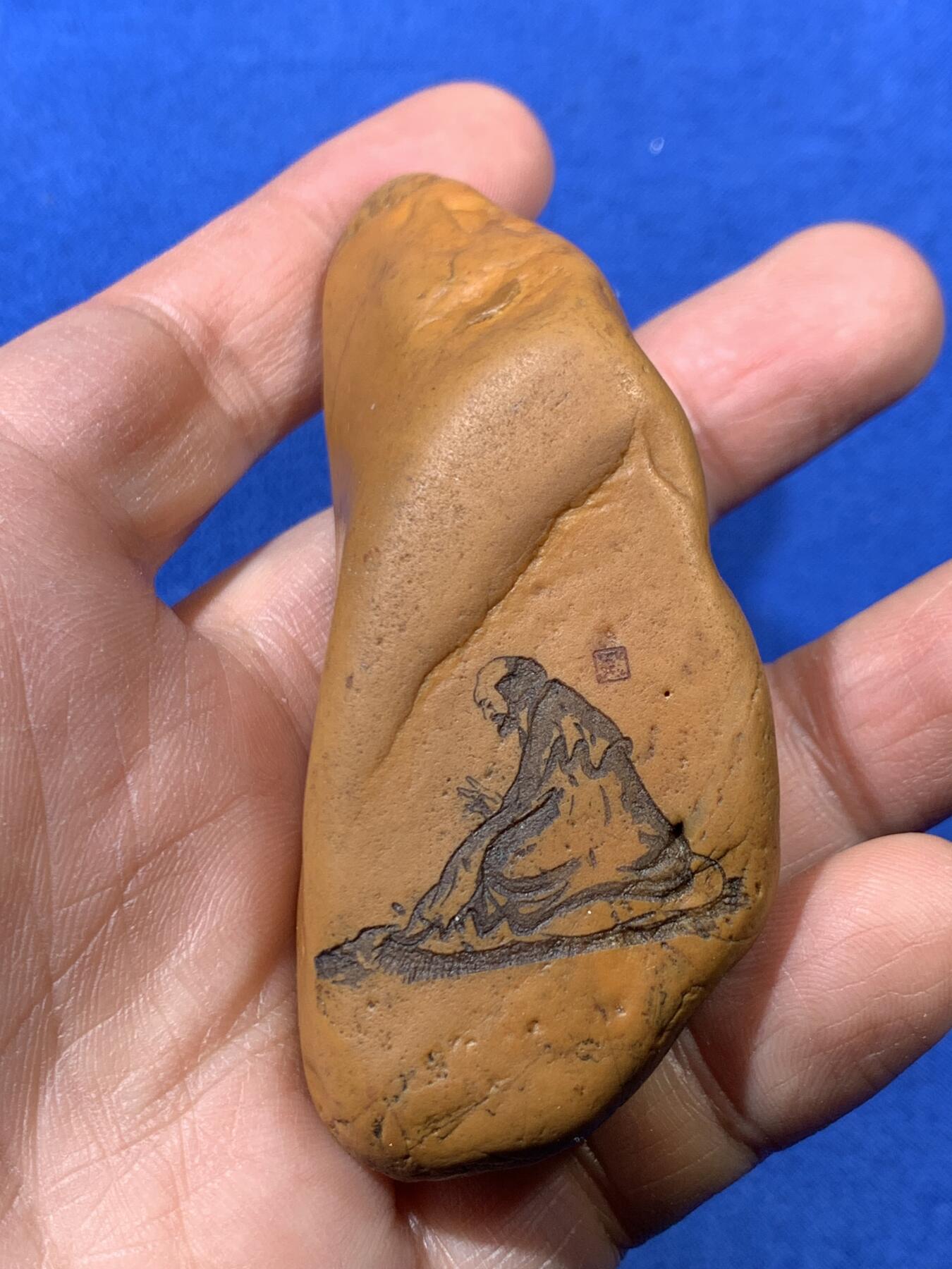 《竞宝斋》第461场 周日，周一，2场连拍 （全场包邮）欢迎送拍 黄蜡石石雕·达摩 非常漂亮的原石手把件雕刻，达摩打坐，背面“禅”，利用原石天然截面雕刻，重96.3克，长约83mm，比例适当，适合手搓