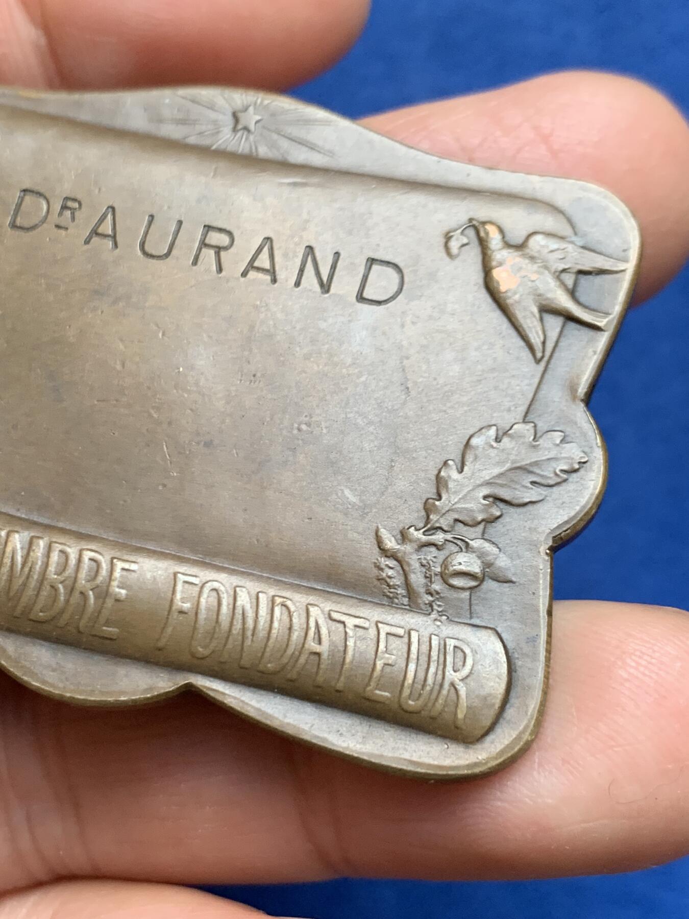 《竞宝斋》第461场 周日，周一，2场连拍 （全场包邮）欢迎送拍 法国1907林业联盟协会铜制异形奖章，首见款。正面：春之女神右手挽鲜花，左手播种树苗，脚踏风火轮，底部一个小天使在种植树苗。直径：53.6mm*40.8mm，重：38.2g，丰饶角铜标。