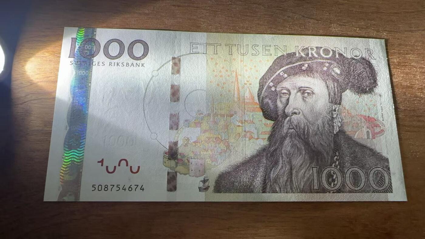 徐霞客拍卖首拍 	瑞典	P-67 2005年1000克朗 508754674	unc-	 票面人物是16世纪瑞典商人、探险家奥洛夫·范·达耶（Olof von Dalin），他是瑞典海外贸易与殖民探索的代表人物，背景是中世纪瑞典港口城市的图景，作为瑞典高面值流通纸币，其历史人物设计与精细印刷工艺使其兼具实用价值与收藏属性。		