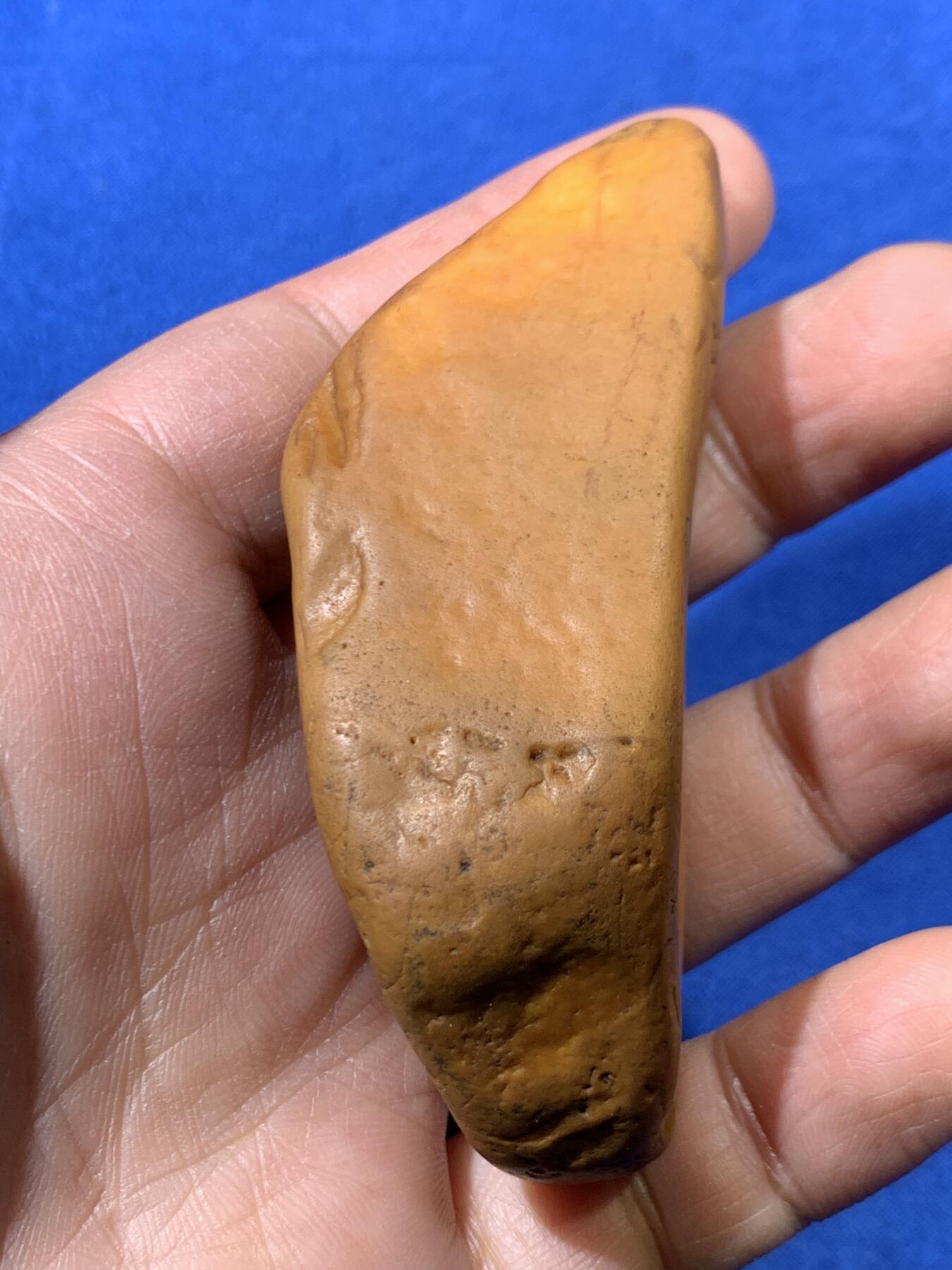 《竞宝斋》第461场 周日，周一，2场连拍 （全场包邮）欢迎送拍 黄蜡石石雕·达摩 非常漂亮的原石手把件雕刻，达摩打坐，背面“禅”，利用原石天然截面雕刻，重96.3克，长约83mm，比例适当，适合手搓