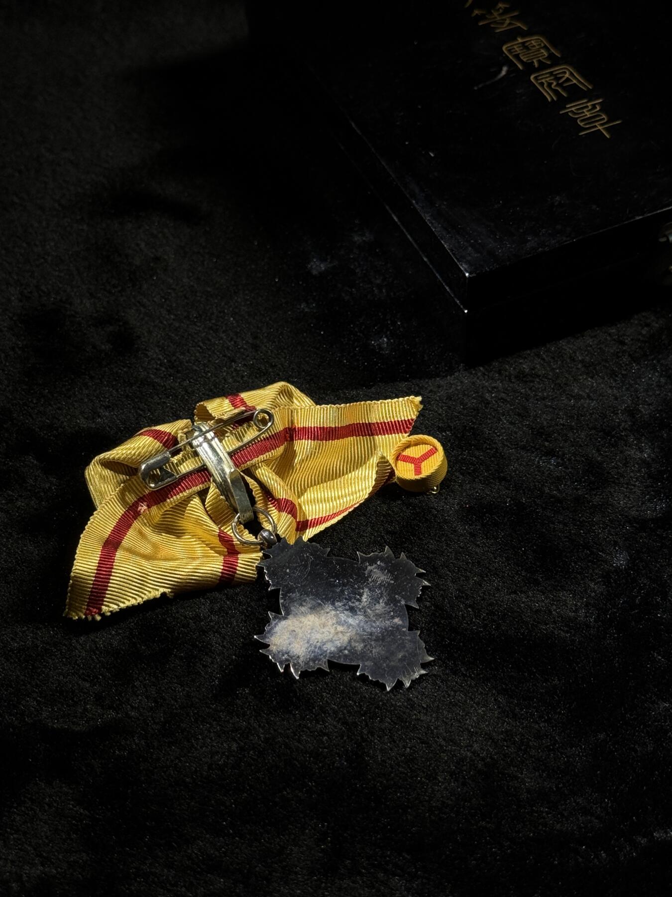 戎马世界章牌大赏第110期 勋八等宝冠章，带盒略