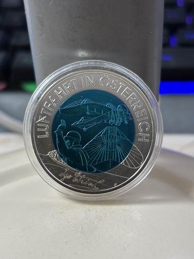 第189期拍卖 - 奥地利2007年航空先驱铌银镶嵌双色纪念币，9克，发行65000枚，有氧化，