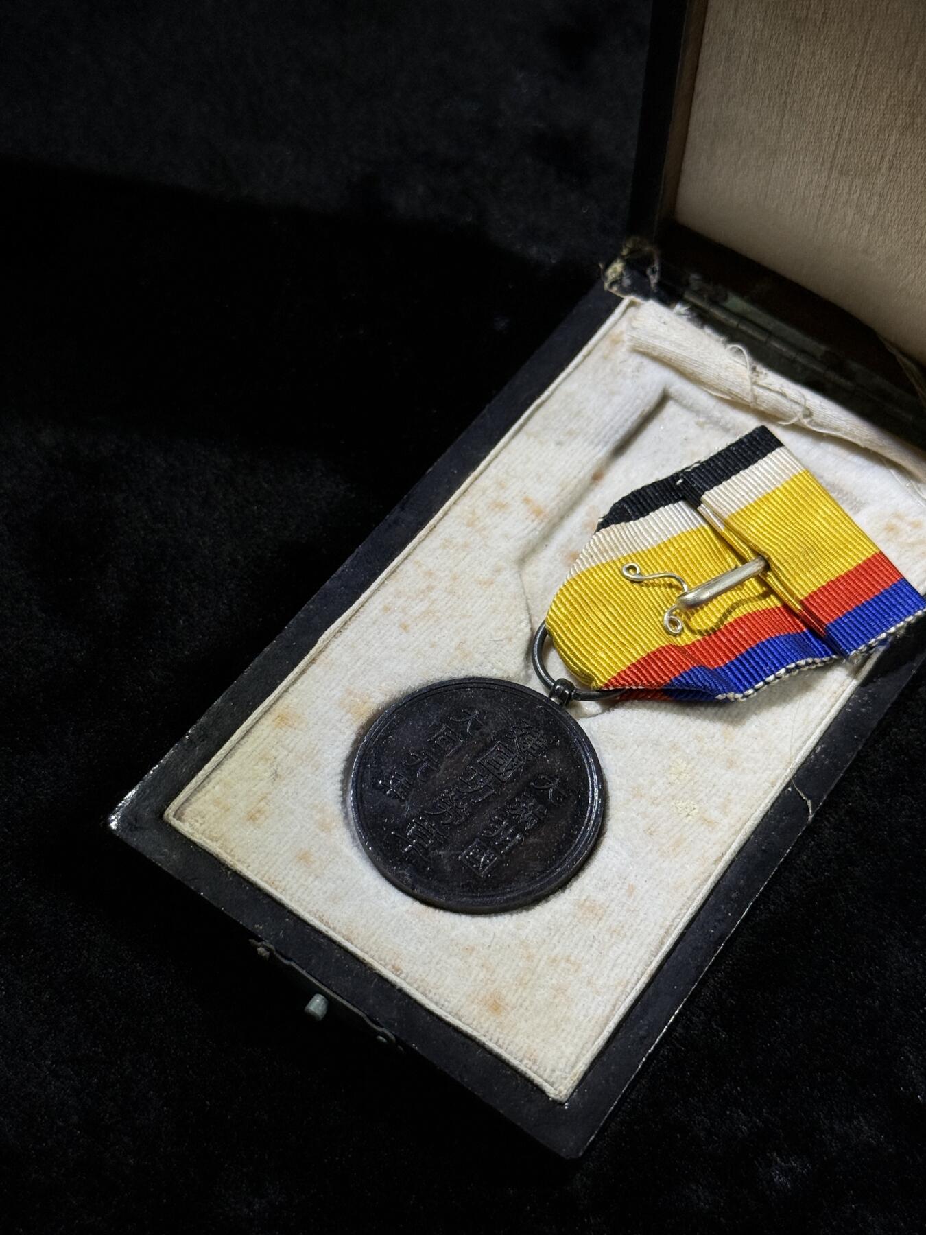 戎马世界章牌大赏第110期 勿忘国耻！伪满洲国建国功劳章，盒子有损