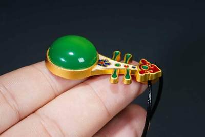 上海都达杂项专场八（全场包邮）   天然镀金琵琶琴嵌绿玛瑙蛋面挂件 附鉴定证书87-358