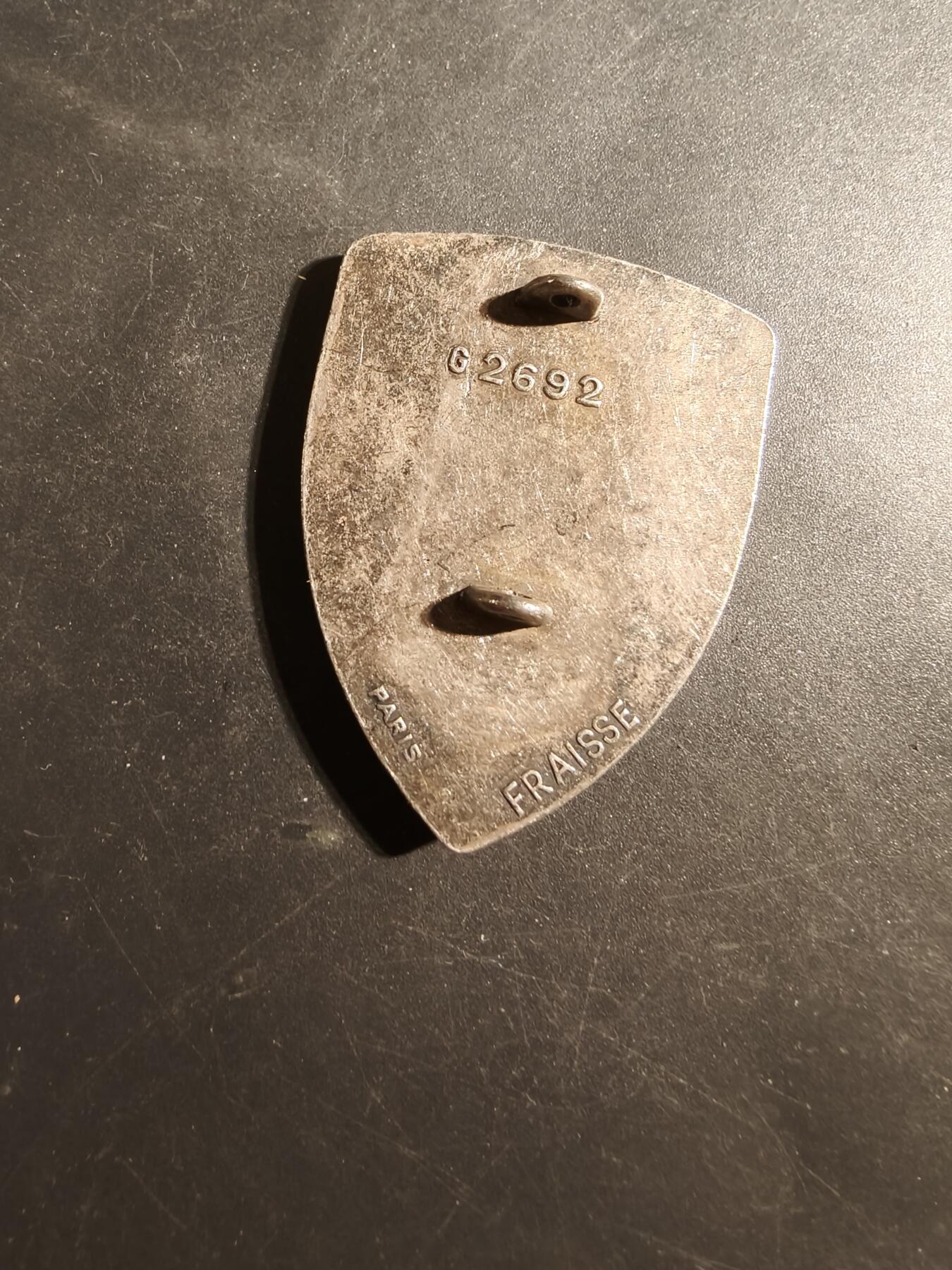 老王徽章第179期 法国国民役局证章      发给在法国国民役（以前的义务兵役制，现在是志愿服务）的各办事处或中心的服役人员或工作人员的。