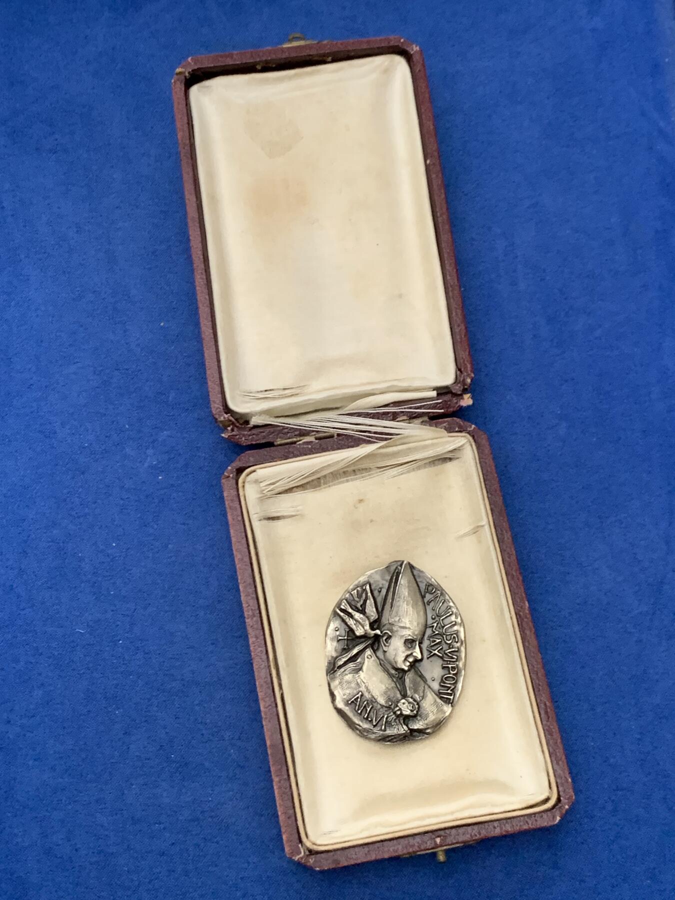 《竞宝斋》第461场 周日，周一，2场连拍 （全场包邮）欢迎送拍 梵蒂冈1968年保罗六世增加联合国教士银章，约35*45mm，47.22g，带盒，800银标，少见形状，高浮雕