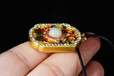 上海都达杂项专场八（全场包邮）   天然镀金珐琅彩嵌和田玉蛋面王妃方牌挂件 附鉴定证书87-345