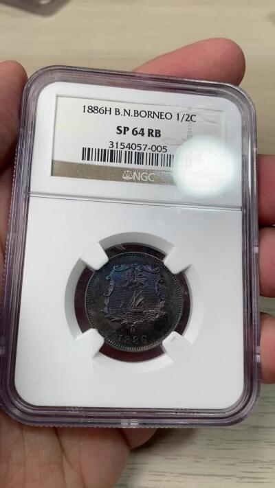 万国钱币拍卖第059期 NGC SP64RB 1886英属北婆罗洲洋元半分铜币 SP工艺镜面质感绚丽五彩