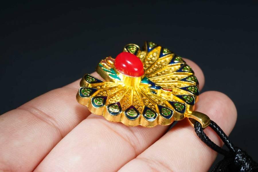 上海都达杂项专场八（全场包邮）   天然镀金孔雀开屏嵌红玛瑙蛋面挂件 附鉴定证书87-356