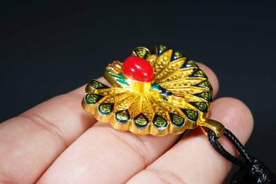 上海都达杂项专场八（全场包邮）   天然镀金孔雀开屏嵌红玛瑙蛋面挂件 附鉴定证书87-356