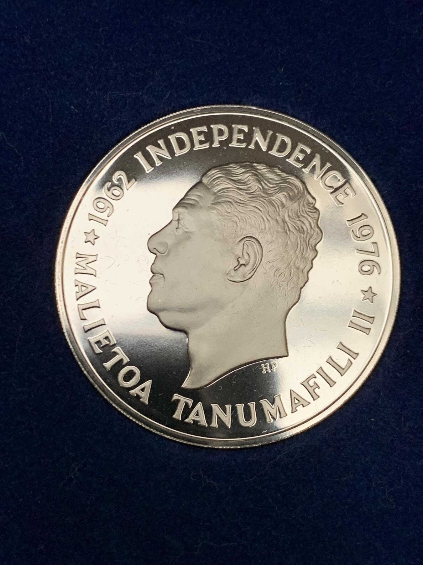 《竞宝斋》第461场 周日，周一，2场连拍 （全场包邮）欢迎送拍 西萨摩亚1976年美国独立二百周年精制1塔拉纪念银币。奢华软包原盒用红蓝双色代表美国精神，品相极好，少见。