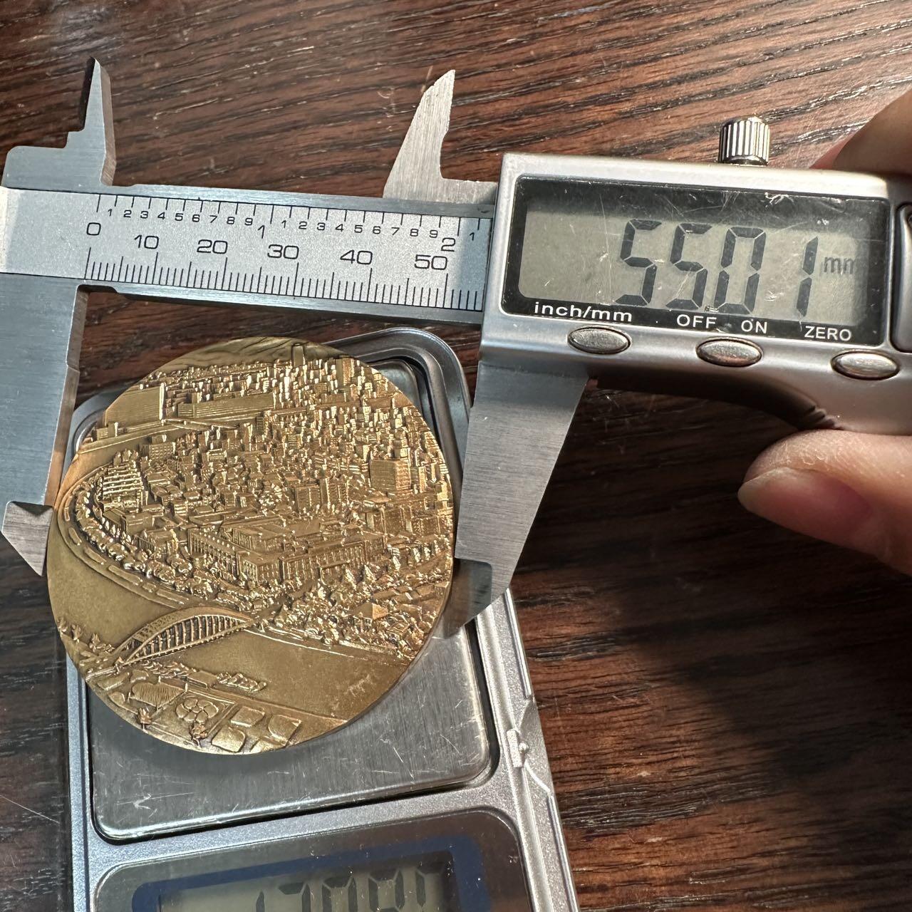 蒂克钱币-第57场 日本章 企业章拍卖  造币局制-城市景观黄铜章 55mm 94g