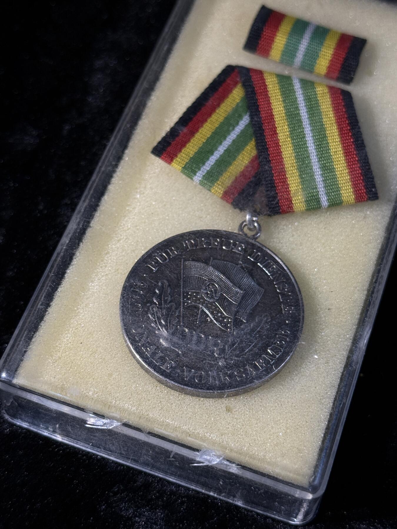 戎马世界章牌大赏第110期 东德人民军银级服役奖章，银制，少见