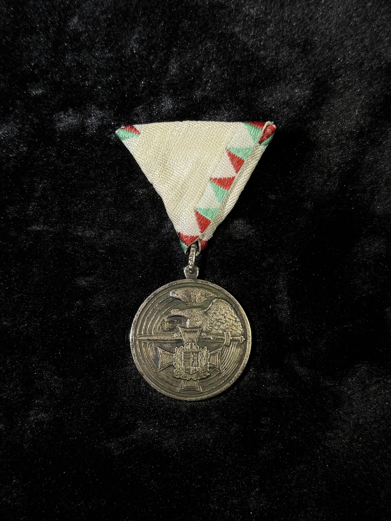 戎马世界章牌大赏第110期 匈牙利银级服役功勋奖章（老版本）