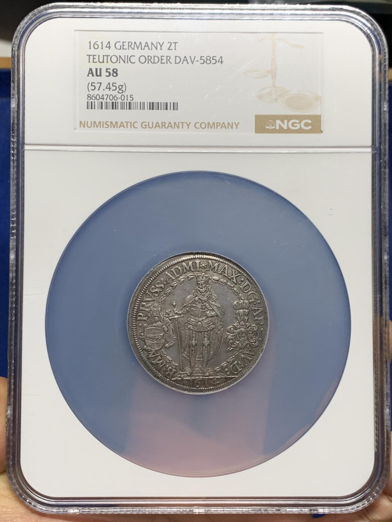 《竞宝斋》第461场 周日，周一，2场连拍 （全场包邮）欢迎送拍 亚军分 NGC AU58 神圣罗马帝国  1614年 条顿骑士团2泰勒大银币 57.45克的双倍体验  十字军不可或缺的一枚 加大盒装 25年同分3W成交