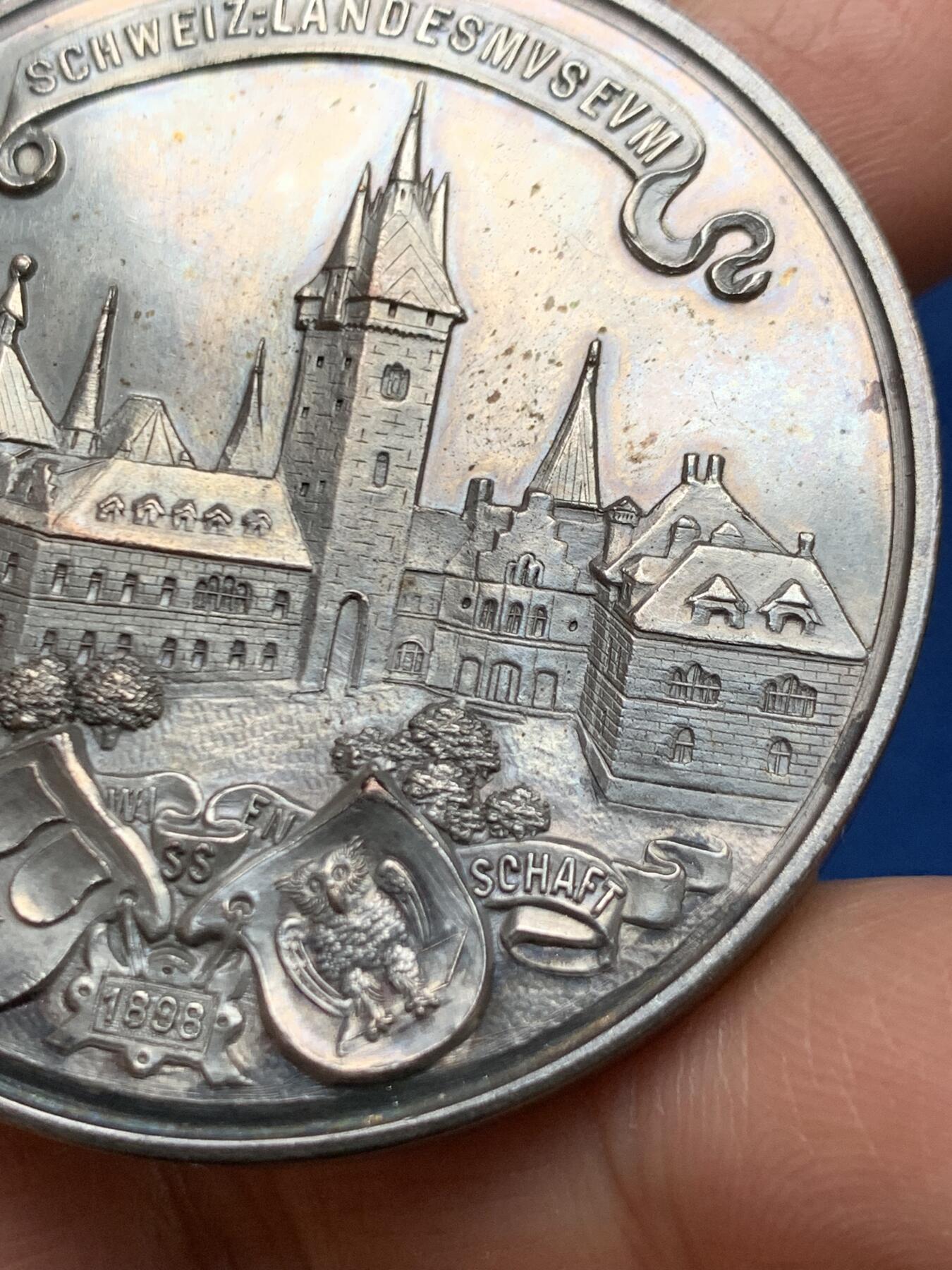 《竞宝斋》第461场 周日，周一，2场连拍 （全场包邮）欢迎送拍 瑞士国家博物馆纪念章，正面中央是其建筑群浮雕，背面为持瑞士国旗的雄狮，背景可见苏黎世城市景观，不多见的品种。50.9克，50mm