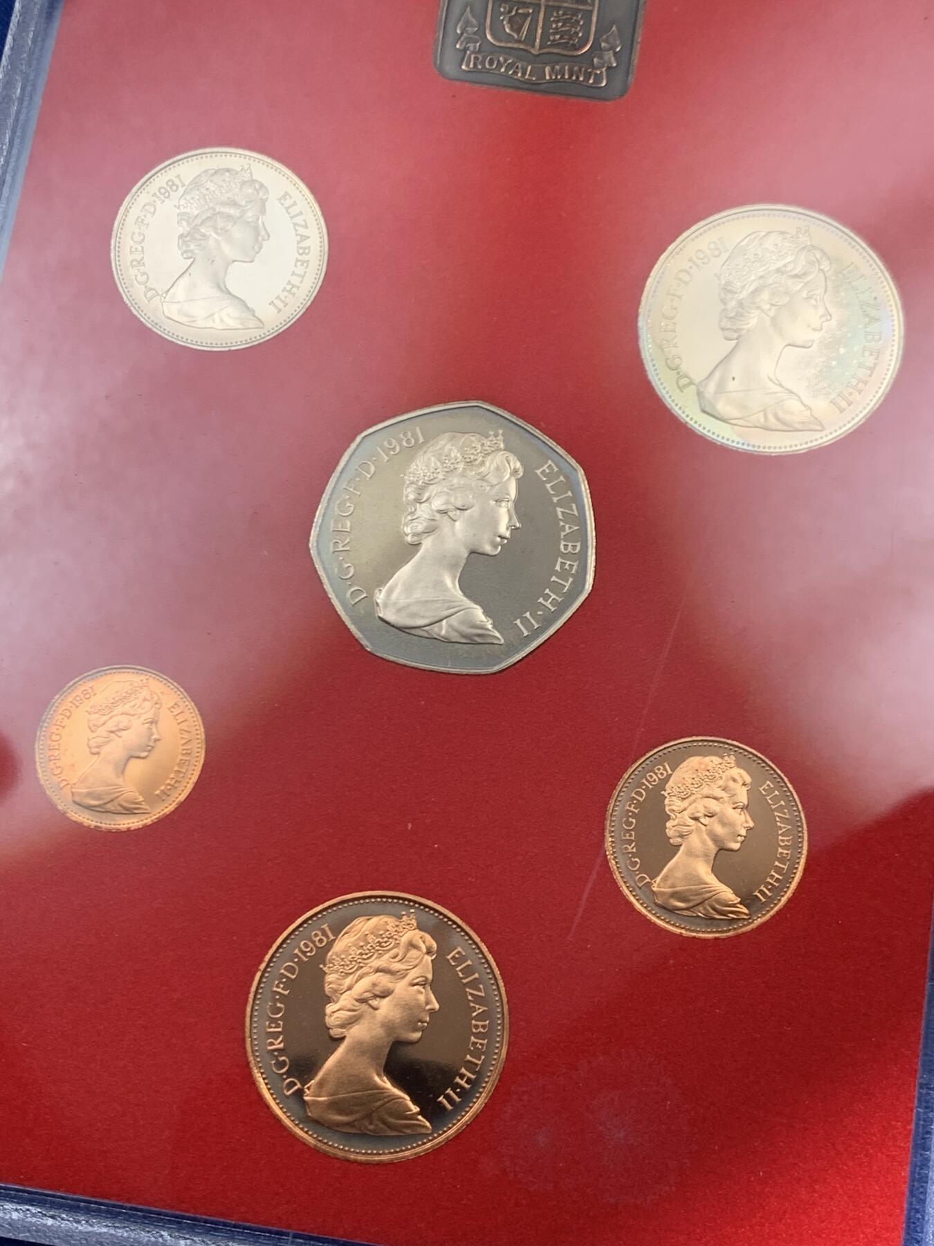 《竞宝斋》第461场 周日，周一，2场连拍 （全场包邮）欢迎送拍 英国1981年精制套币 礼品原装6枚币和1枚章