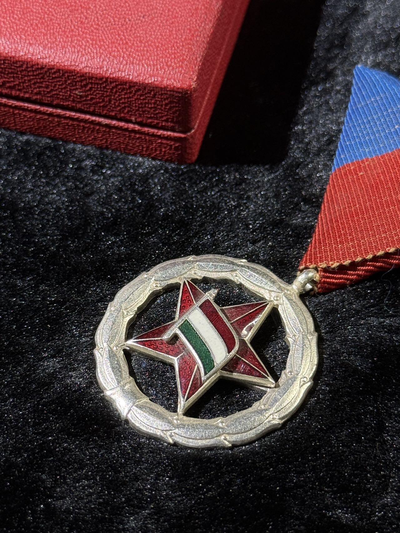 戎马世界章牌大赏第110期 匈牙利银级体育功勋奖章