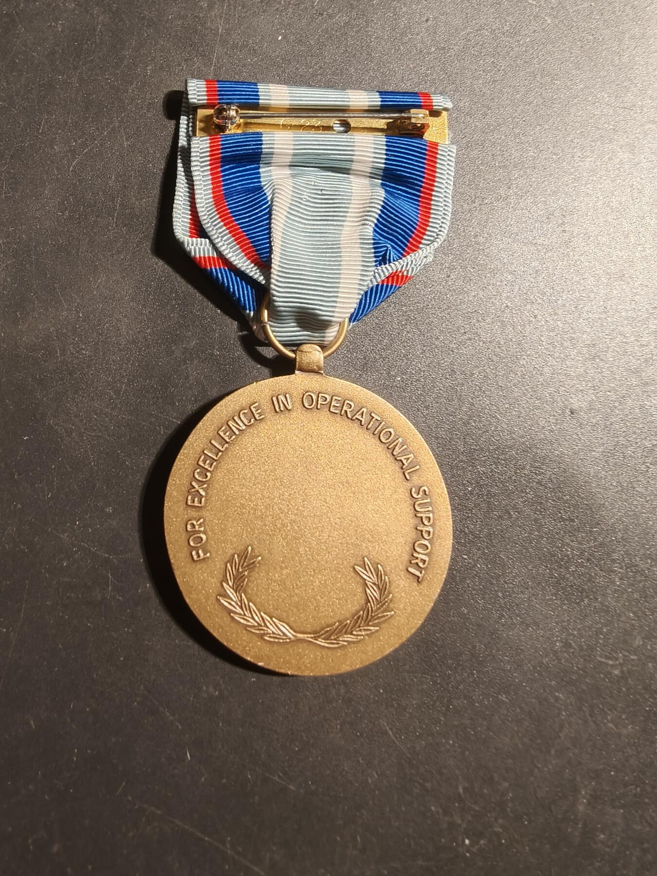 老王徽章第179期 美国空军和美国太空部队航空航天战役奖章       该奖章于2002 年4 月24 日设立。  授予在指定军事行动期间提供直接支持的美国空军或太空部队人员。  资格标准包括在行动中连续服务30 天或非连续服务60 天。 