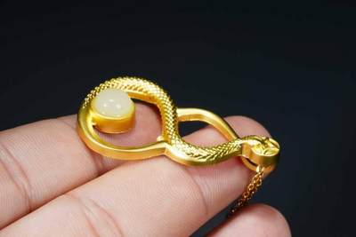 上海都达杂项专场八（全场包邮）   天然镀金蛇形葫芦嵌和田玉蛋面挂件 附鉴定证书87-341