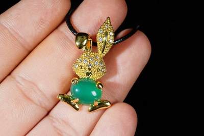 上海都达杂项专场八（全场包邮）   天然镀金小兔子嵌绿玛瑙蛋面挂件 附鉴定证书87-360