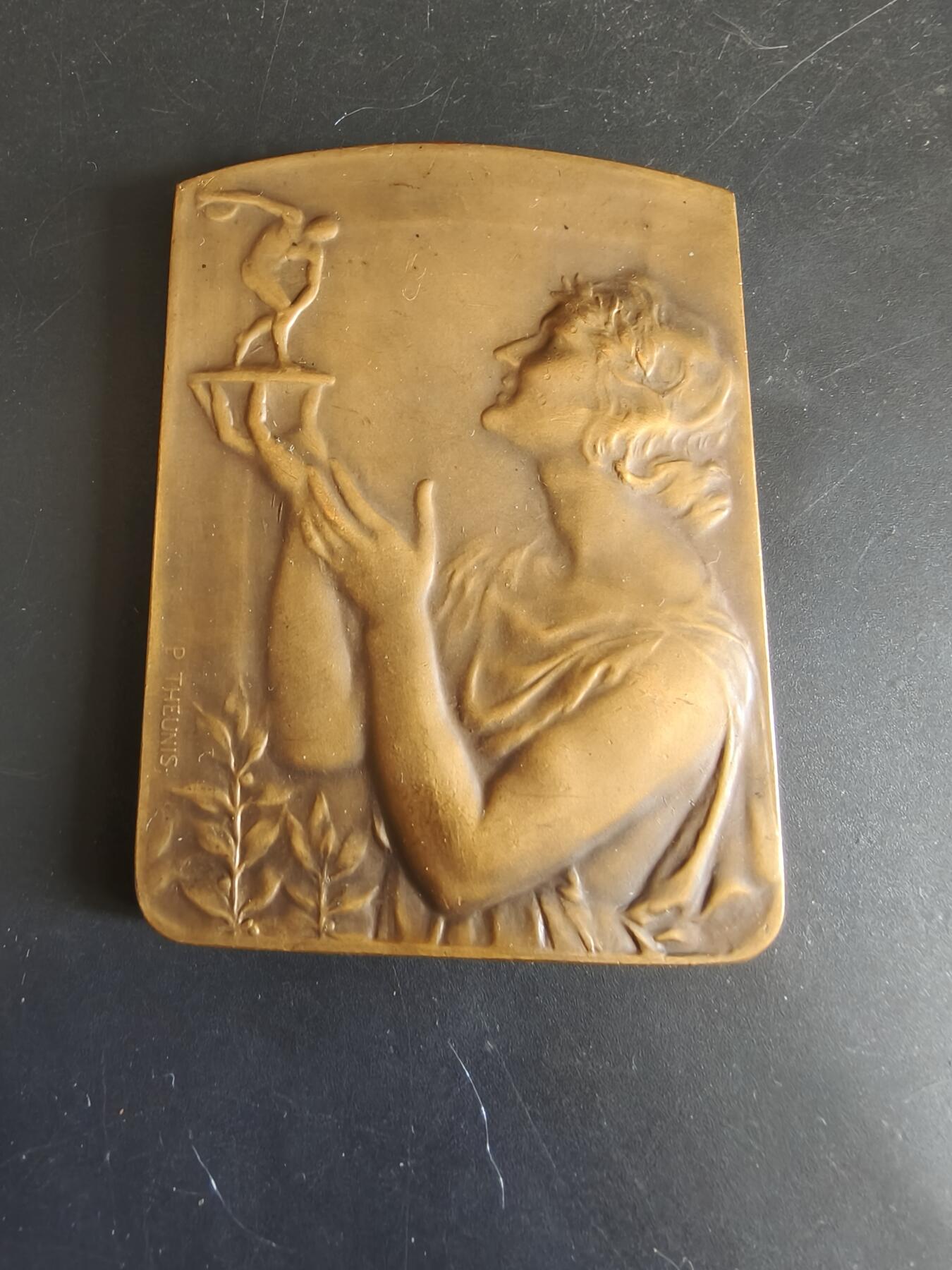 老王徽章第179期 比利时《晚报》手球运动方形大铜章     尺寸60×83mm    重量178.8g