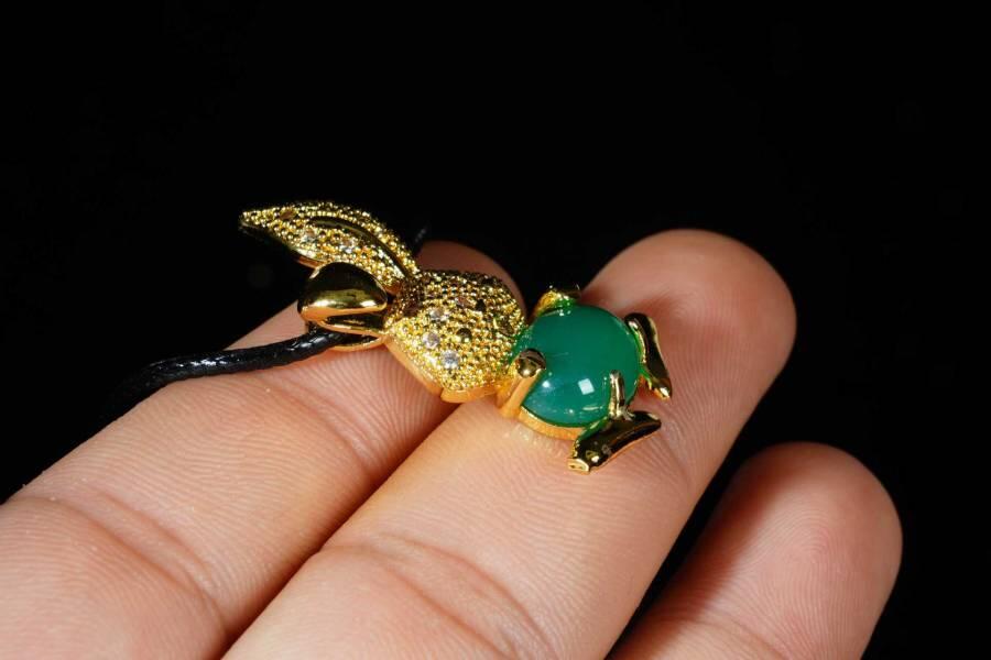 上海都达杂项专场八（全场包邮）   天然镀金小兔子嵌绿玛瑙蛋面挂件 附鉴定证书87-360