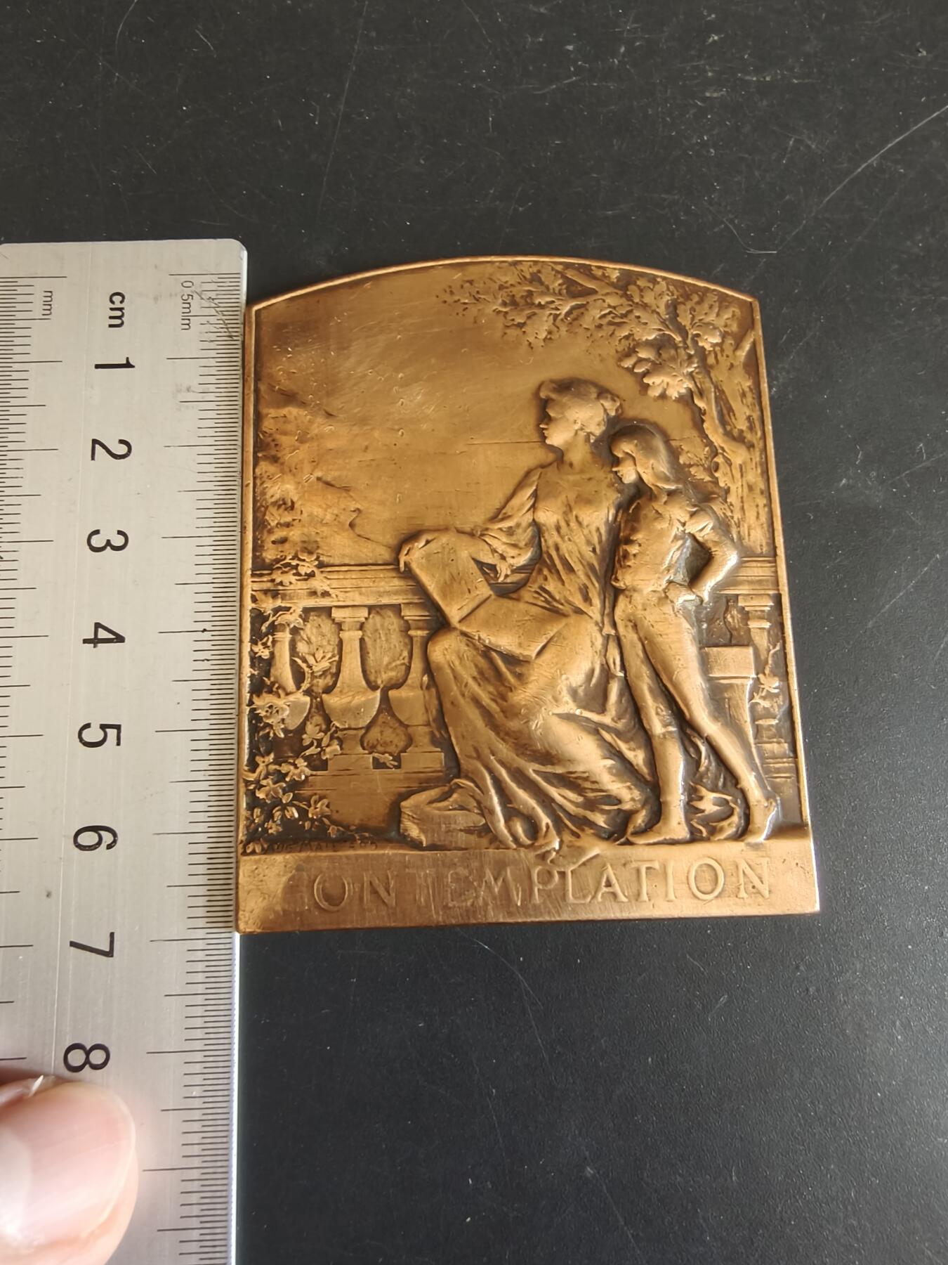 老王徽章第179期 法国“冥想”主题方形大铜章     Aug. Maillard作品    尺寸70×56mm      重量94.8g