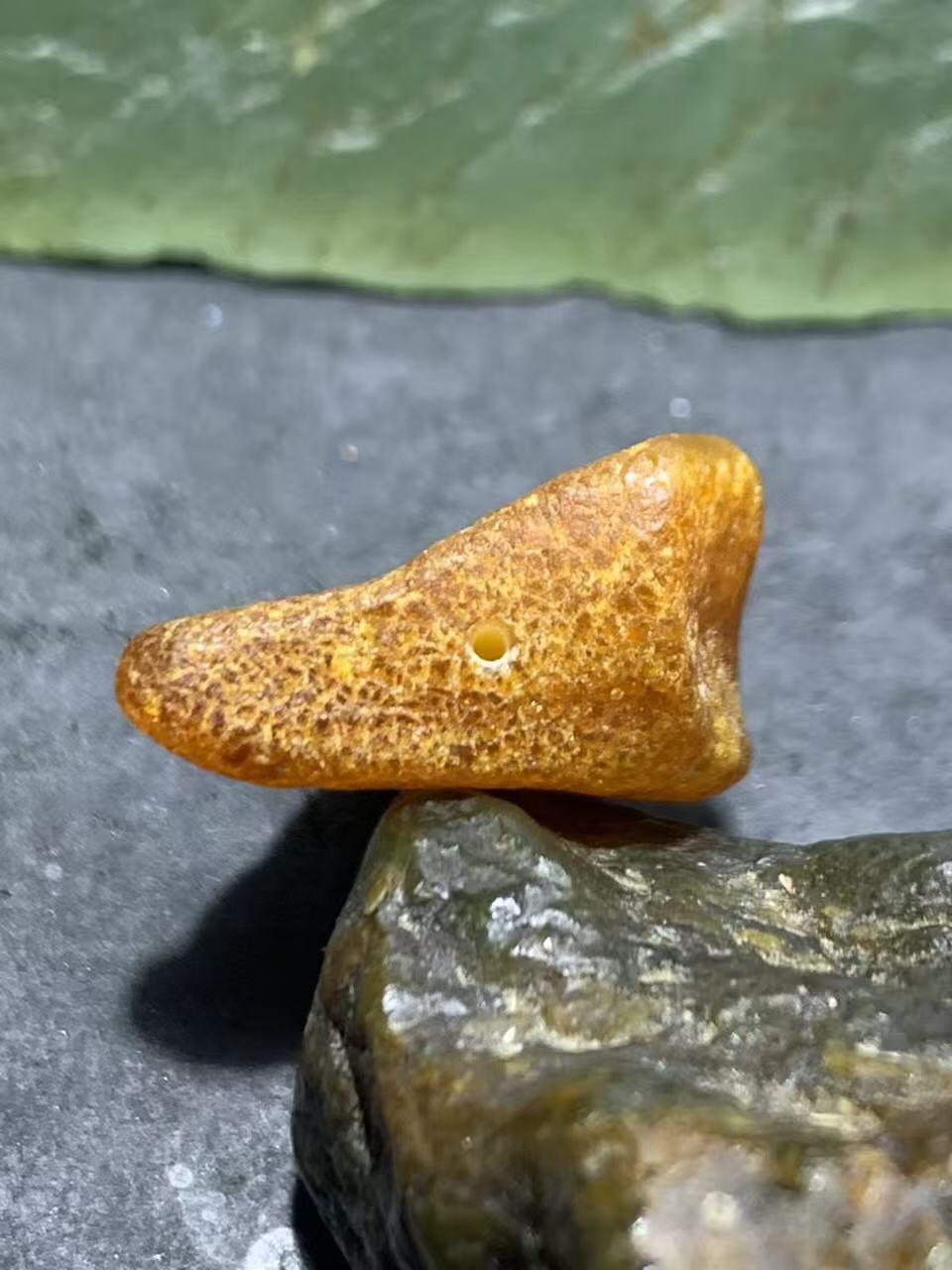 精美天然乌克兰蜜蜡随形原石珠子一颗！