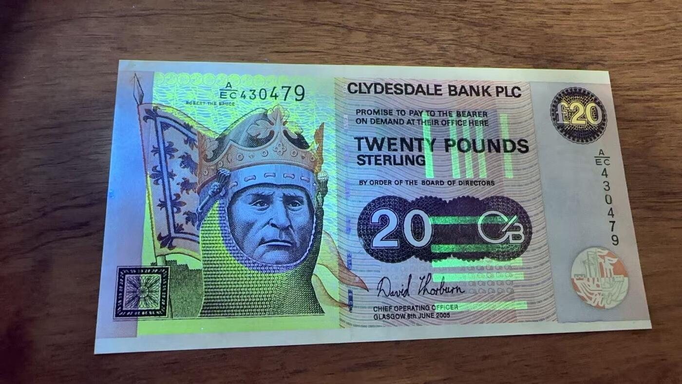 徐霞客拍卖首拍 苏格兰/克莱斯勒戴尔银行	P-229f 2005年20镑	au	A/EC 430479	票面人物是领导苏格兰赢得14世纪独立战争的民族英雄罗伯特·布鲁斯，这是克莱兹戴尔银行2005年为纪念新交易所启用发行的20英镑流通纪念钞，作为苏格兰发钞银行的首版签名藏品，其独特的历史设计与稀缺性兼具文化价值与升值潜力。