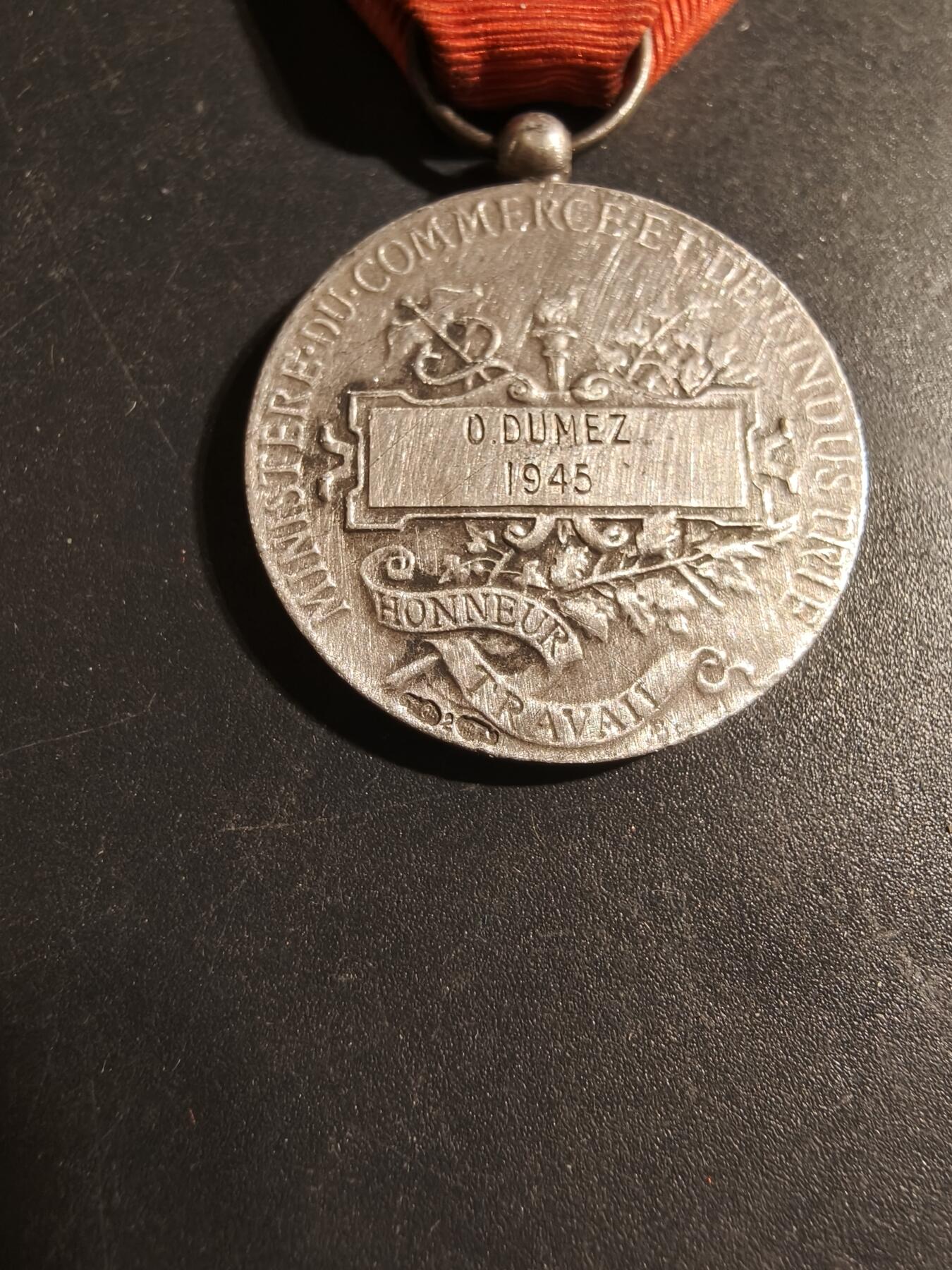 老王徽章第179期 法国银级劳工奖章     800银    少见维希末期版   1945年实发     11.4g