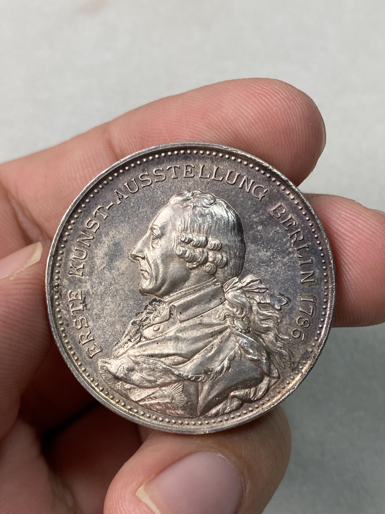 万国钱币拍卖第059期 1886年德国威廉一世纪念柏林艺术展百年创展暨腓特烈大帝逝世百年纪念大银章 高浮雕原味状态 普鲁士银章系列的名誉品种之一 G.LOOS名家倾力设计 25g 34mm