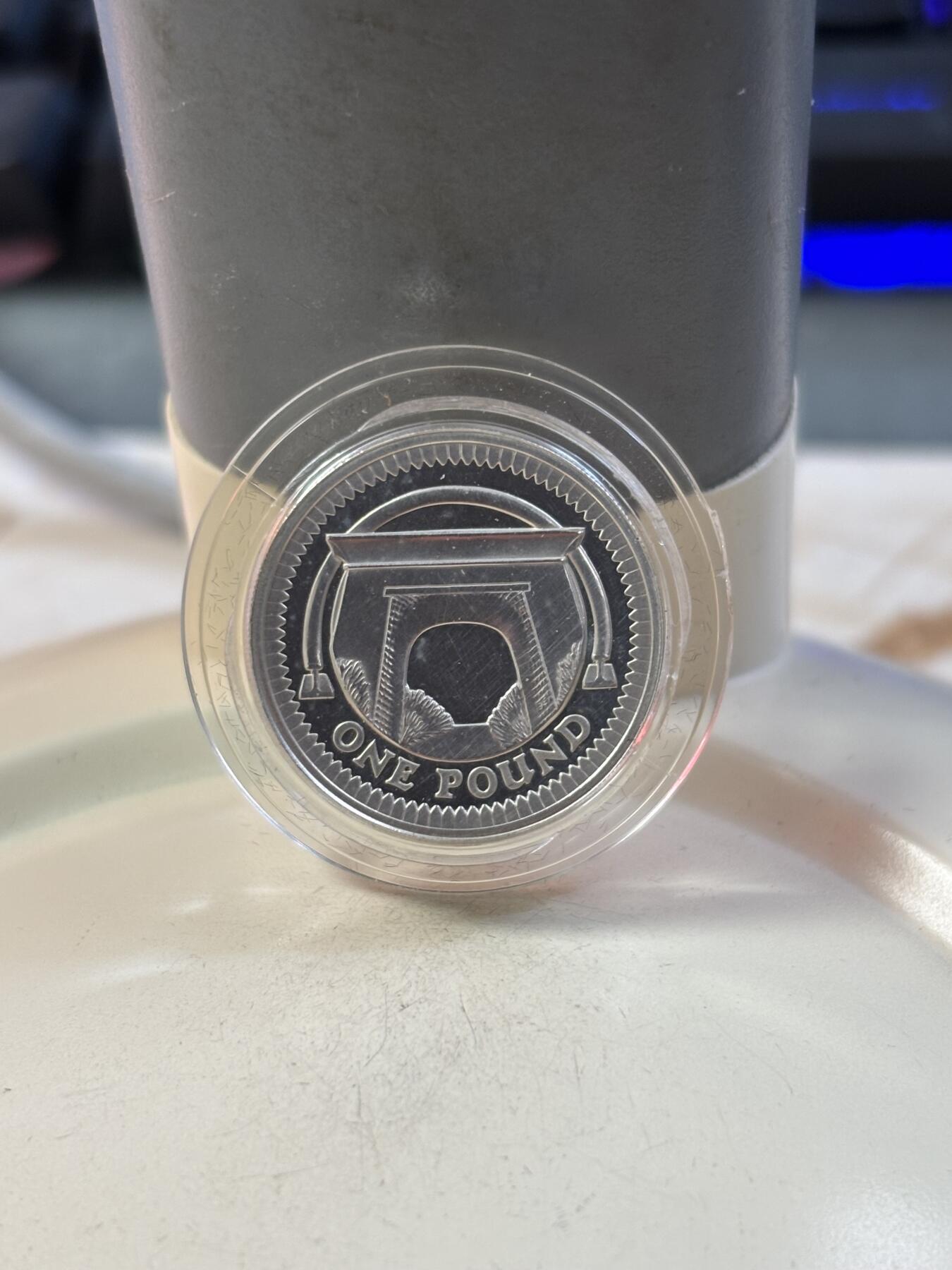 第189期拍卖 英国2006年1镑纪念银币带盒证书，9.5克，925银，有瑕疵