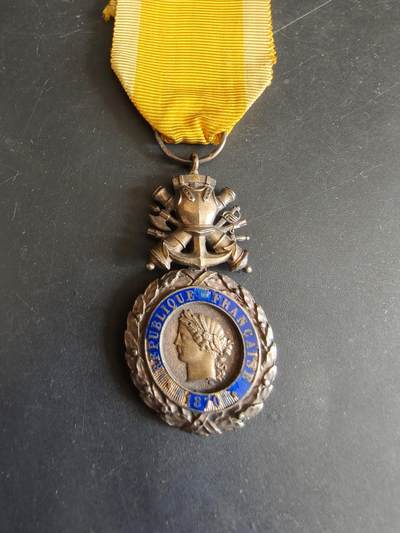 老王徽章第179期 - 法国军事奖章    三共时期     950银镀金珐琅     重量20.7g