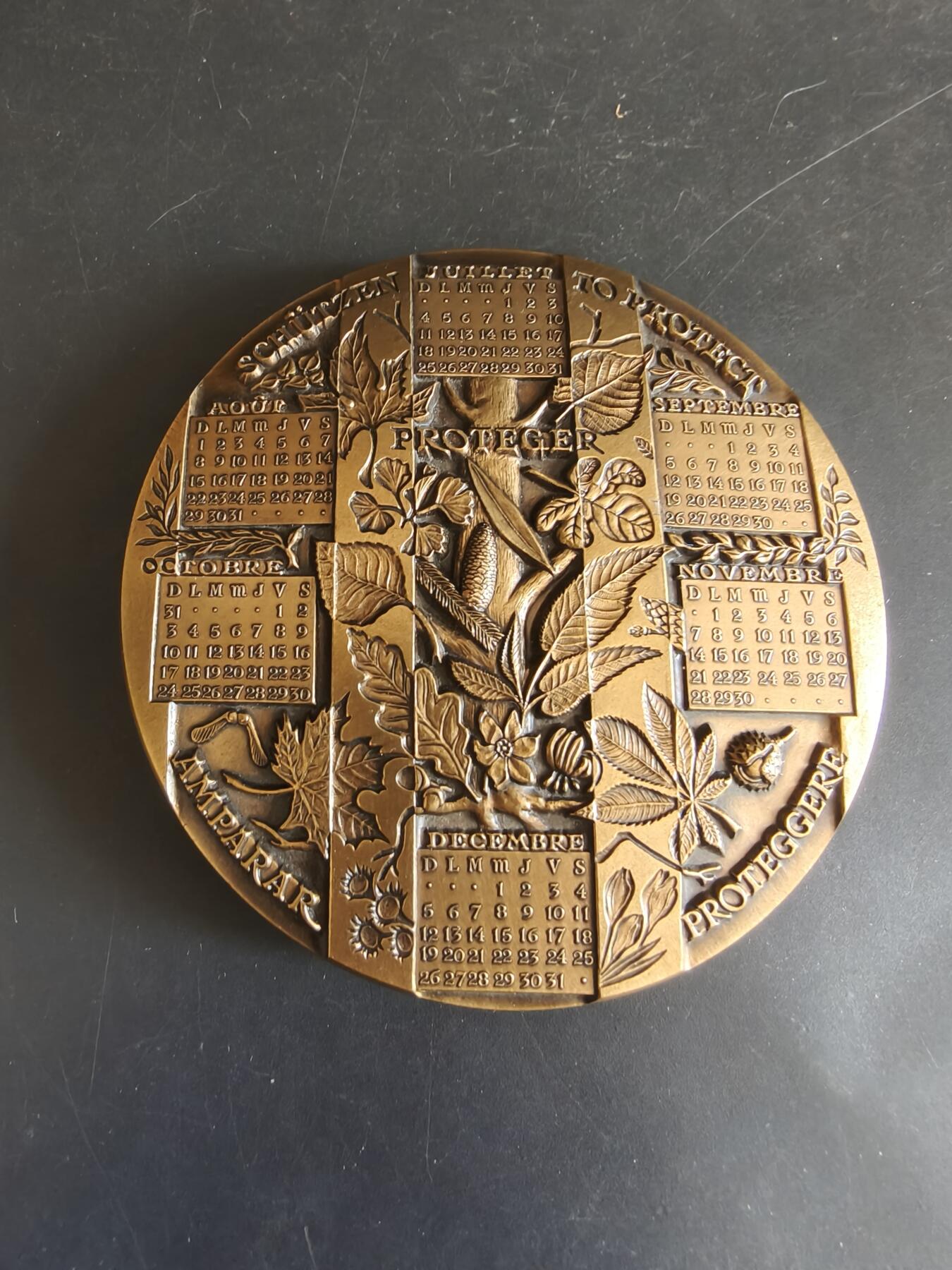 老王徽章第179期 法国1993年年历大铜章     高浮雕    直径94mm     重量713.9g