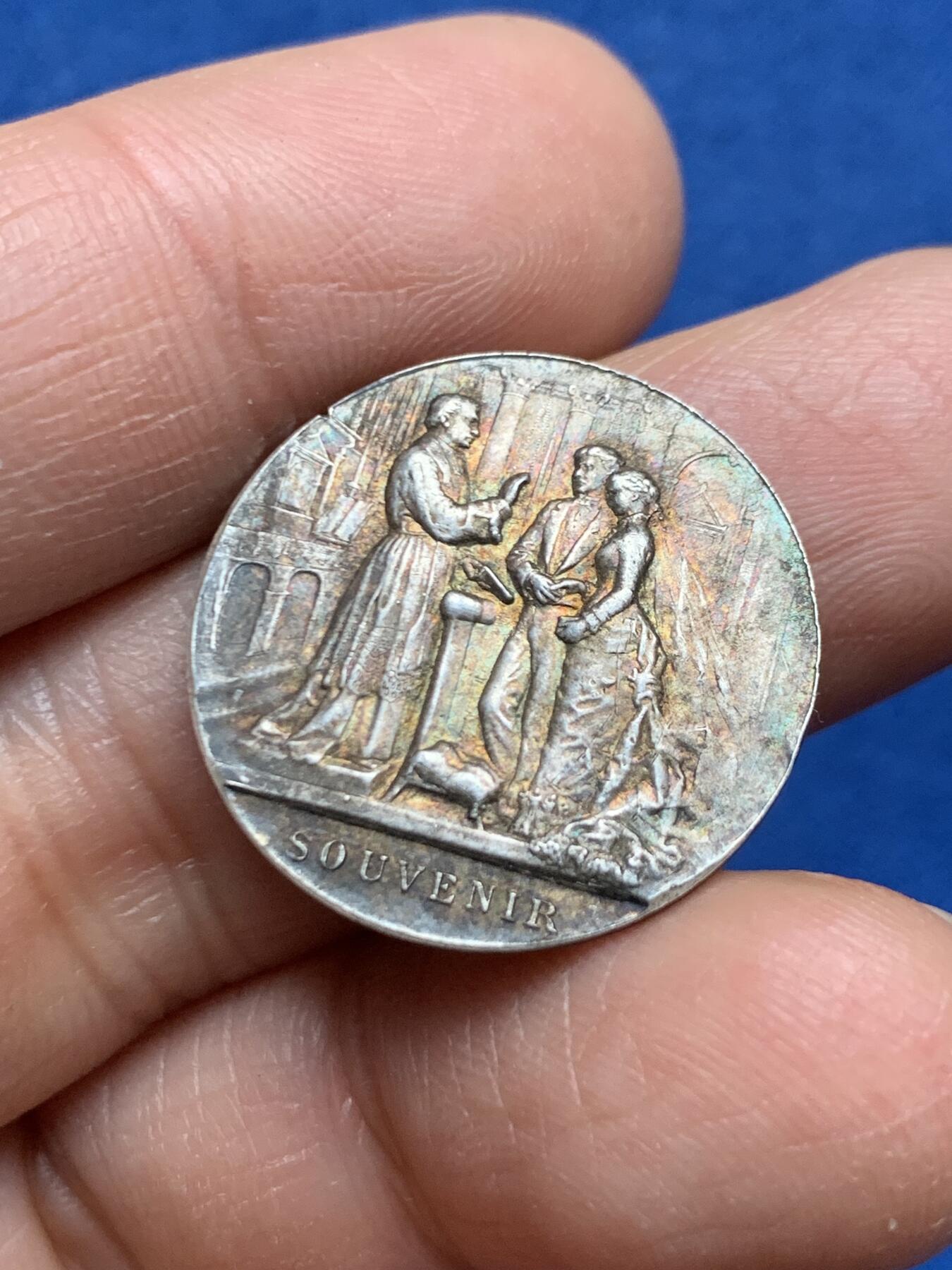 《竞宝斋》第461场 周日，周一，2场连拍 （全场包邮）欢迎送拍 法国婚礼银章 背面无刻字 4克 23.4mm