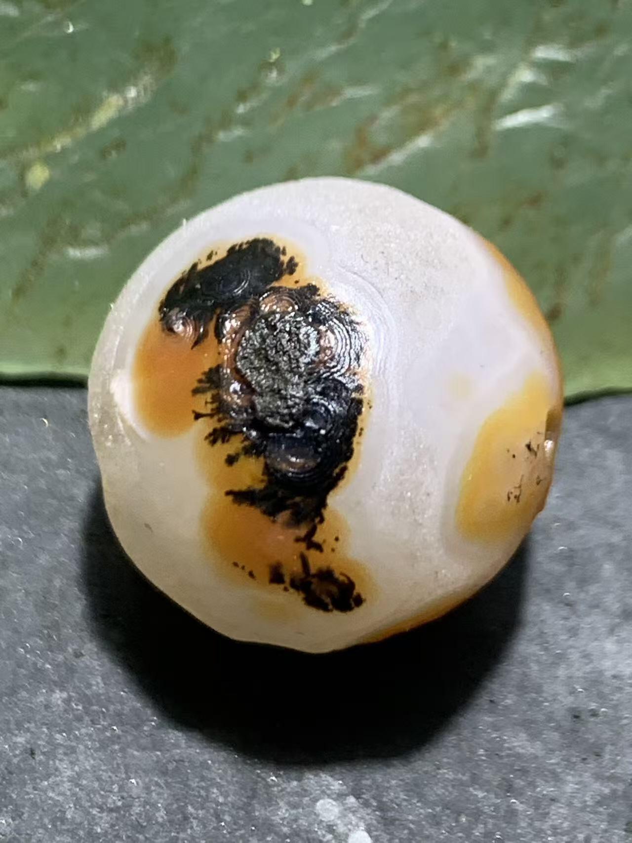 精美冰飘风化纹战国红玛瑙随形珠一个