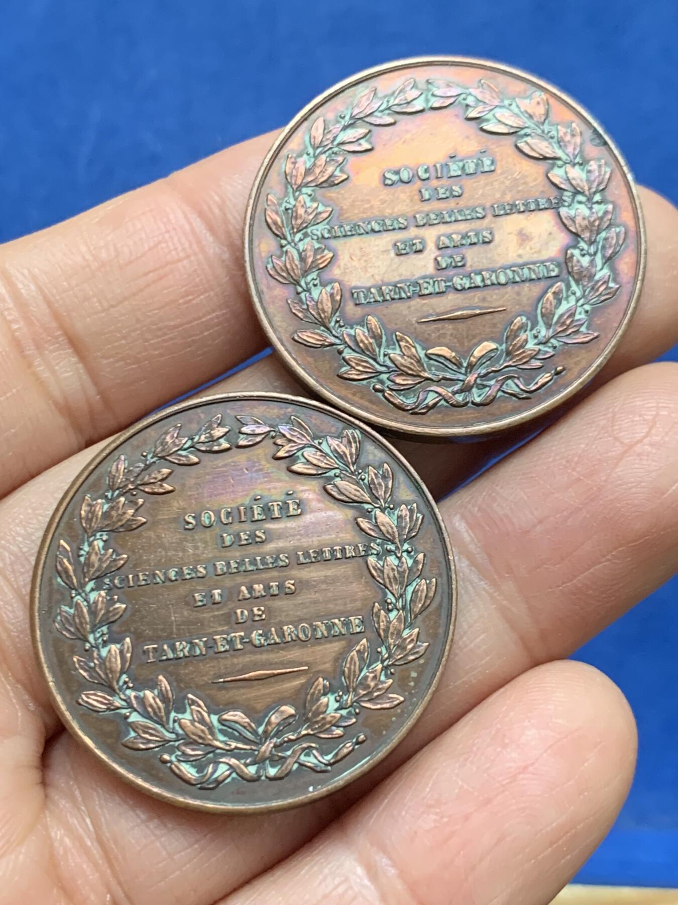 《竞宝斋》第461场 周日，周一，2场连拍 （全场包邮）欢迎送拍 两枚一组 法国塔恩-加龙省科技与艺术展纪念铜章 总重约31克 33.3mm