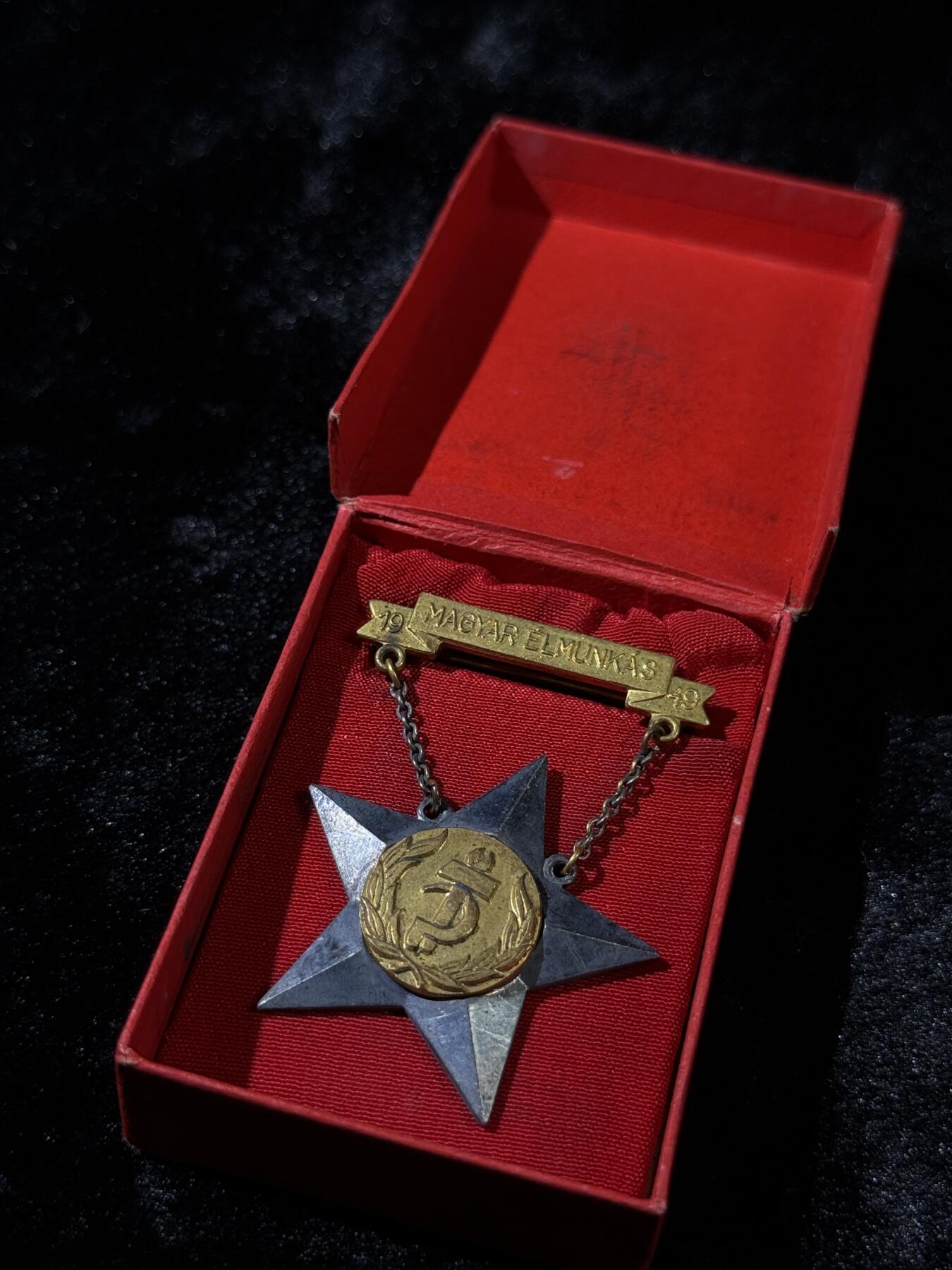 戎马世界章牌大赏第110期 匈牙利精英工人奖章带刻号，镀银1949年设立，国内罕见