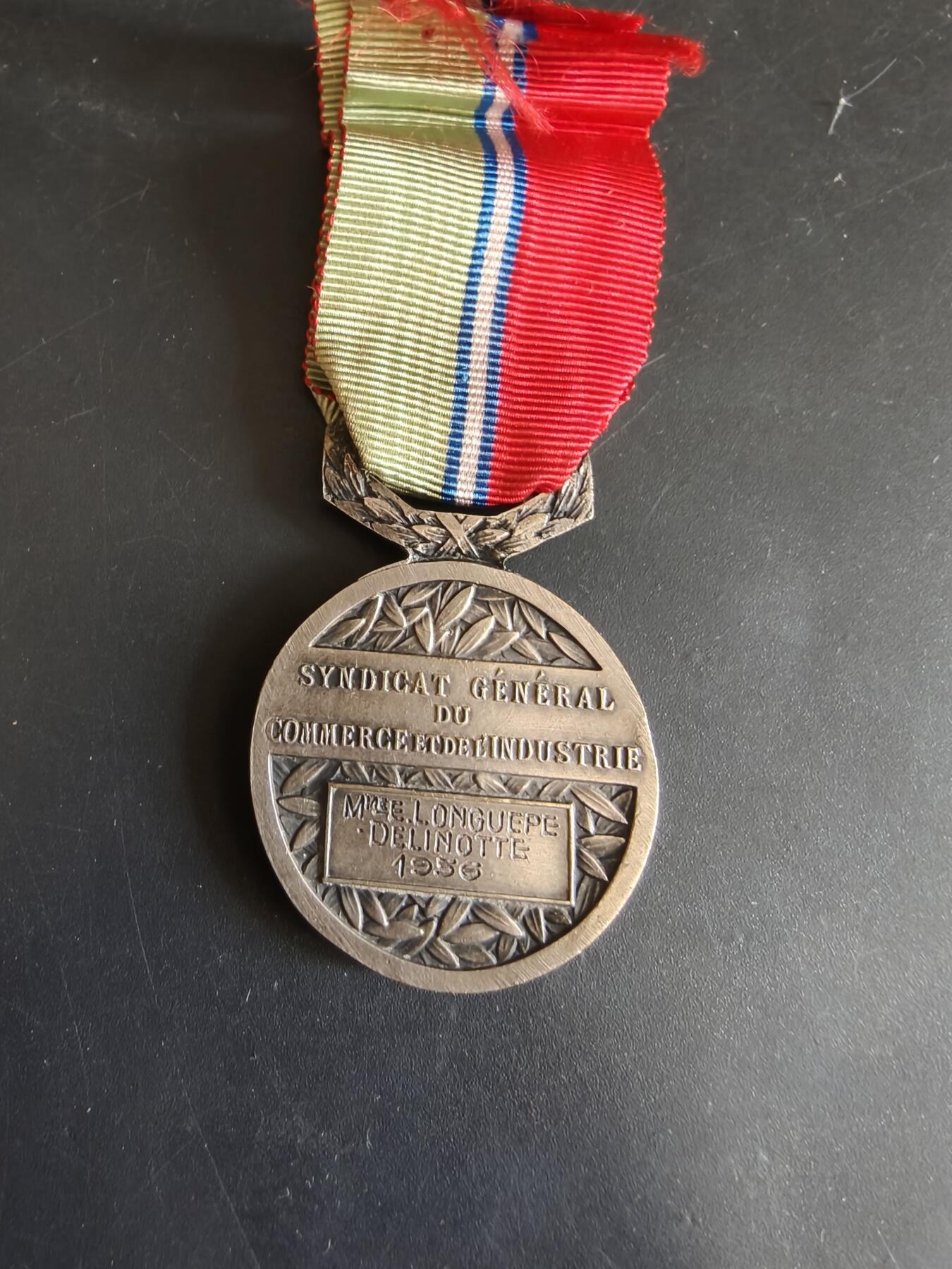 老王徽章第179期 法国银级工业和商业总会奖章    1956年实发