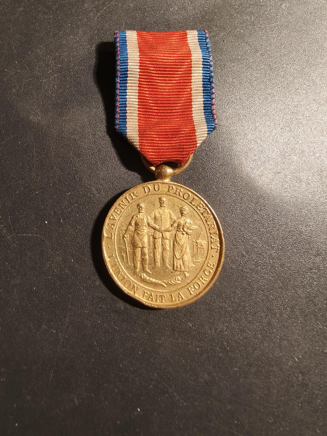 老王徽章第179期 法国金级“无产阶级的未来”纪念章