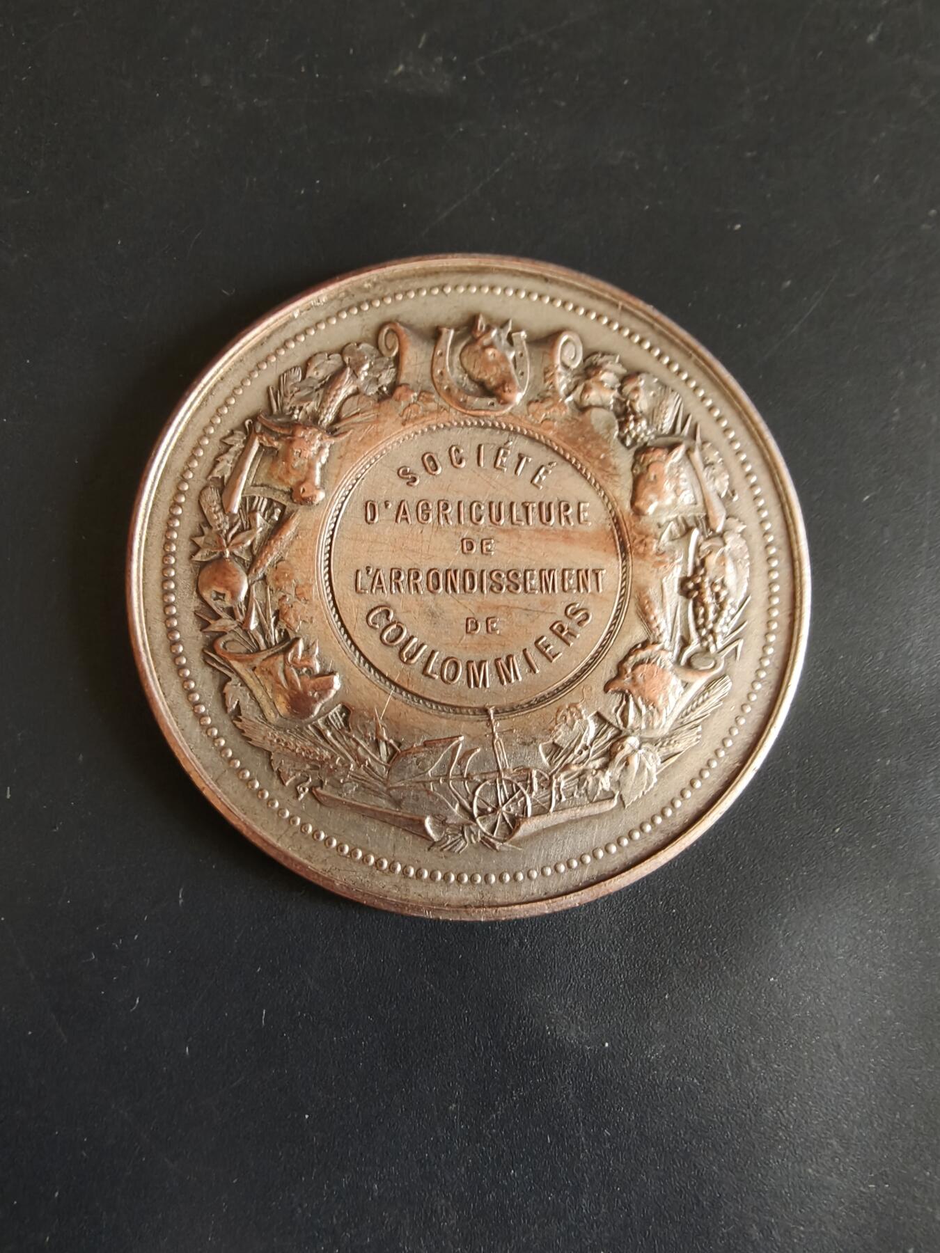 老王徽章第179期 法国库洛米耶区农业协会镀银大铜章     带盒子    直径50mm    重量48.9g