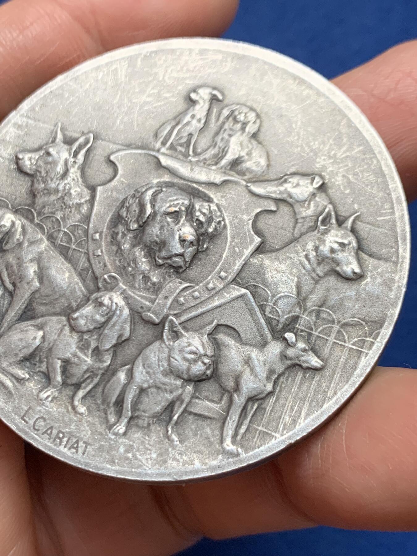 《竞宝斋》第461场 周日，周一，2场连拍 （全场包邮）欢迎送拍 法国名犬博览会镀银大铜章，章上刻有诸多名犬，有斗牛、法斗、阿富汗猎犬、梗犬、博美等，SCMAT是一个法国西北地区性有名的犬舍俱乐部。直径：50mm，重约：51.7g，三角铜标边铭