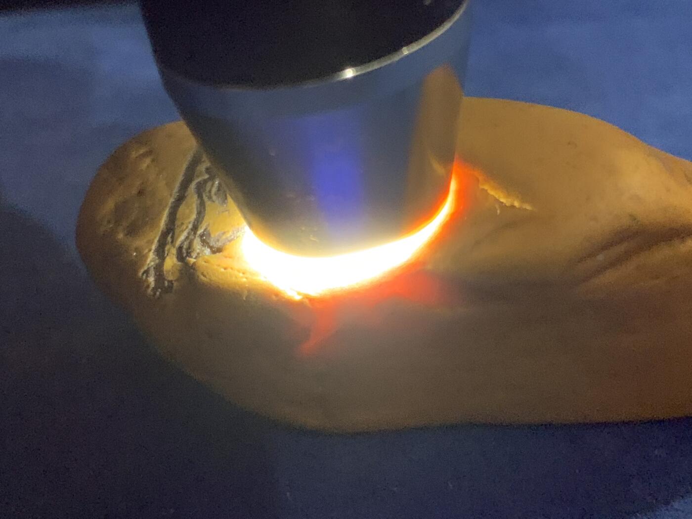 《竞宝斋》第461场 周日，周一，2场连拍 （全场包邮）欢迎送拍 黄蜡石石雕·达摩 非常漂亮的原石手把件雕刻，达摩打坐，背面“禅”，利用原石天然截面雕刻，重96.3克，长约83mm，比例适当，适合手搓