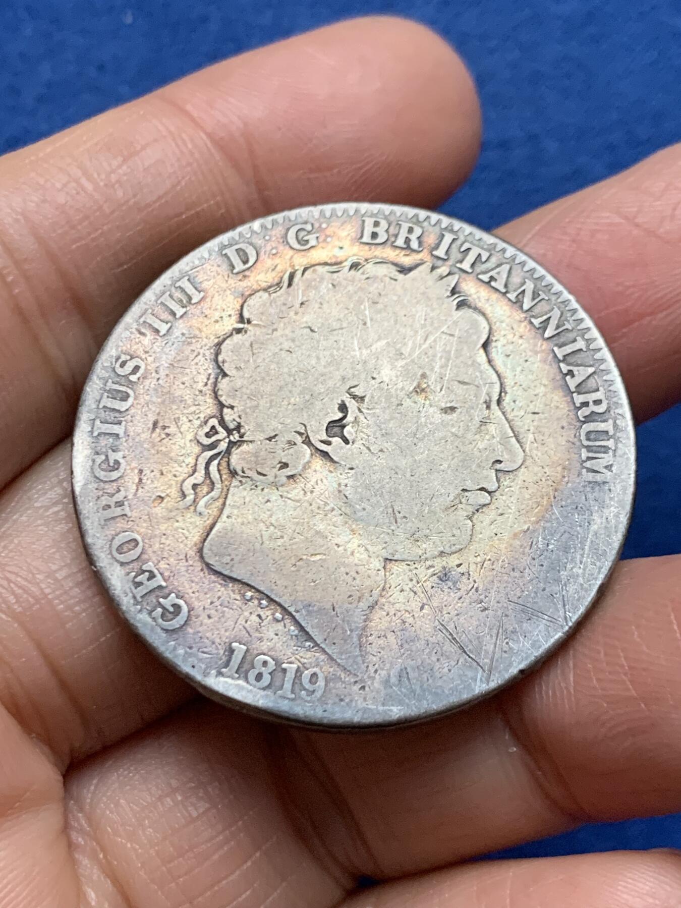 《竞宝斋》第461场 周日，周一，2场连拍 （全场包邮）欢迎送拍 英国1819年乔治三世马剑屠龙克朗大银币，自然流通，细节温润。27.25克