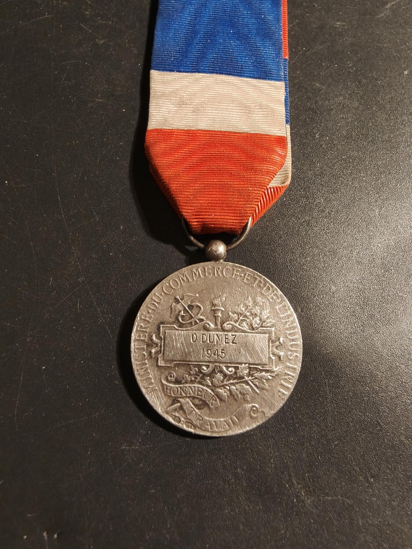 老王徽章第179期 法国银级劳工奖章     800银    少见维希末期版   1945年实发     11.4g