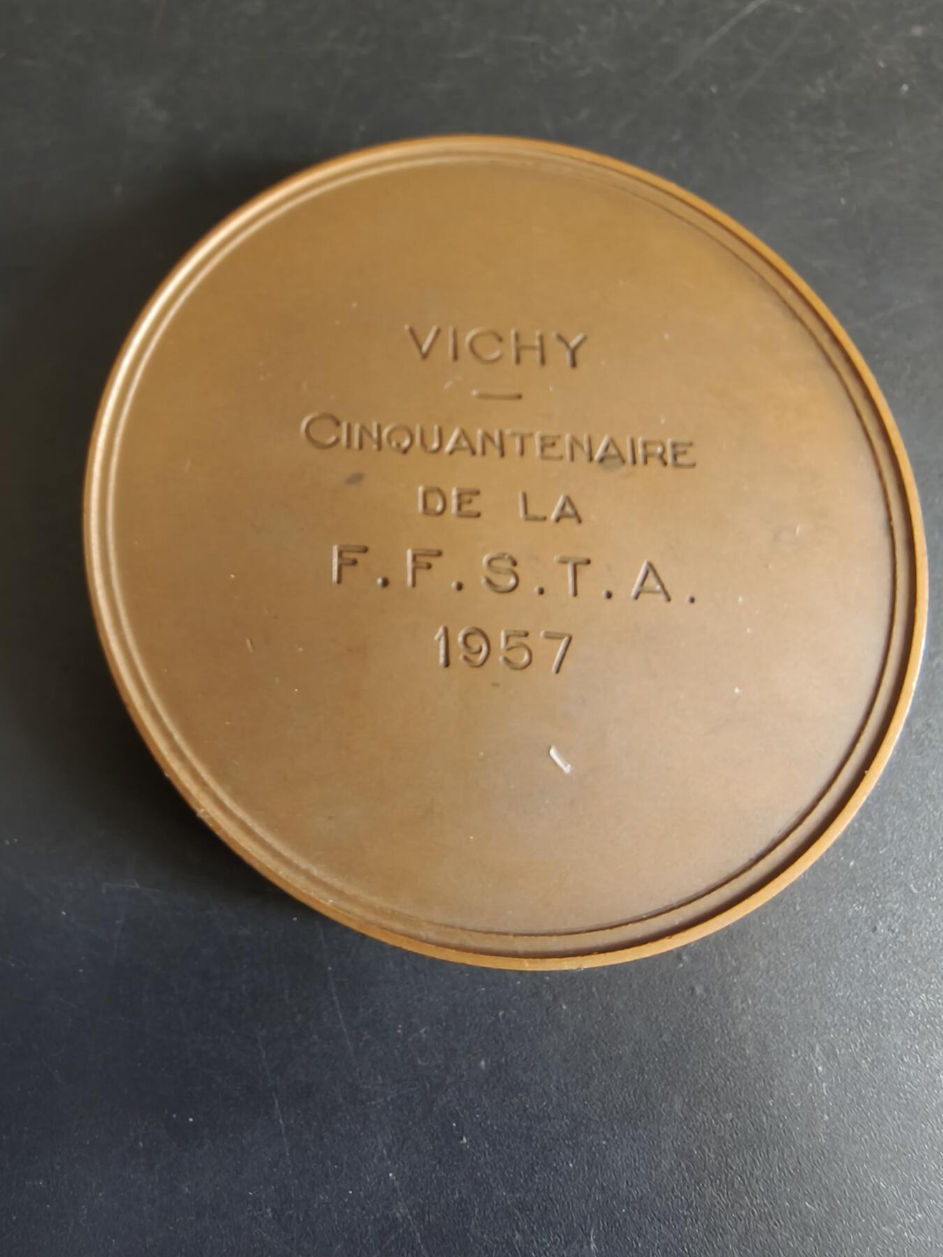 老王徽章第179期 法国维希市庆祝法国射击运动联合会成立50周年大铜章    直径68mm     重量156.5g